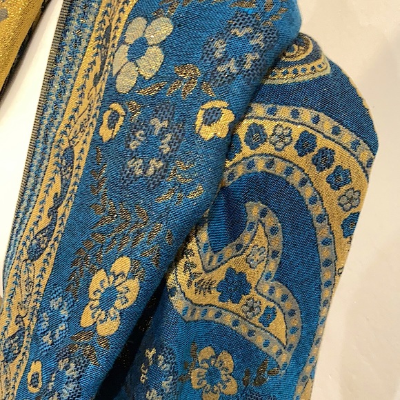 Scarf/decoration - Picture 2 of 4